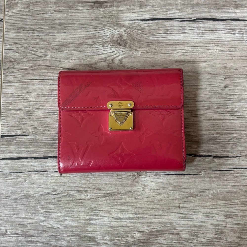 LOUIS VUITTON Koala Monogram Vernis Wallet 🌸